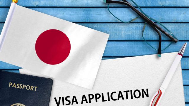 日本の国旗とパスポート、ビザ申請用紙のイメージ